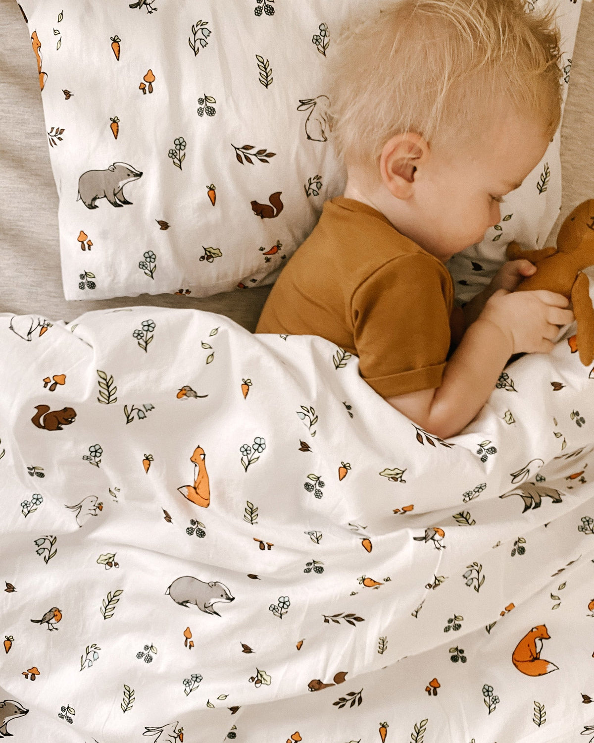 Organic cotton duvet cover pillowcase set with baby resting with teddy