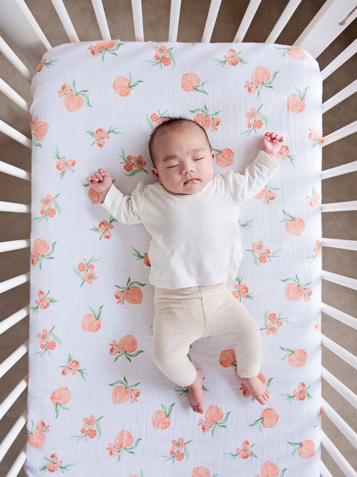 Organic cotton muslin fitted cotbed sheet, 140x70cm - Peach blossom.