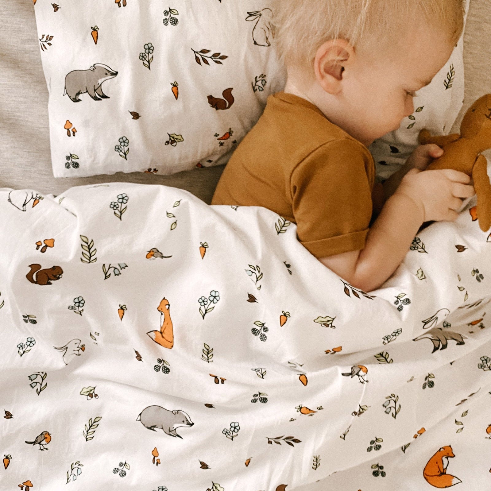 Organic cotton duvet cover pillowcase set with baby resting with teddy